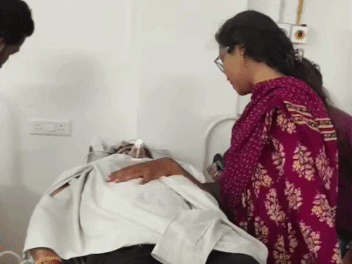 एसडीएम ने घायलों का जाना हाल।