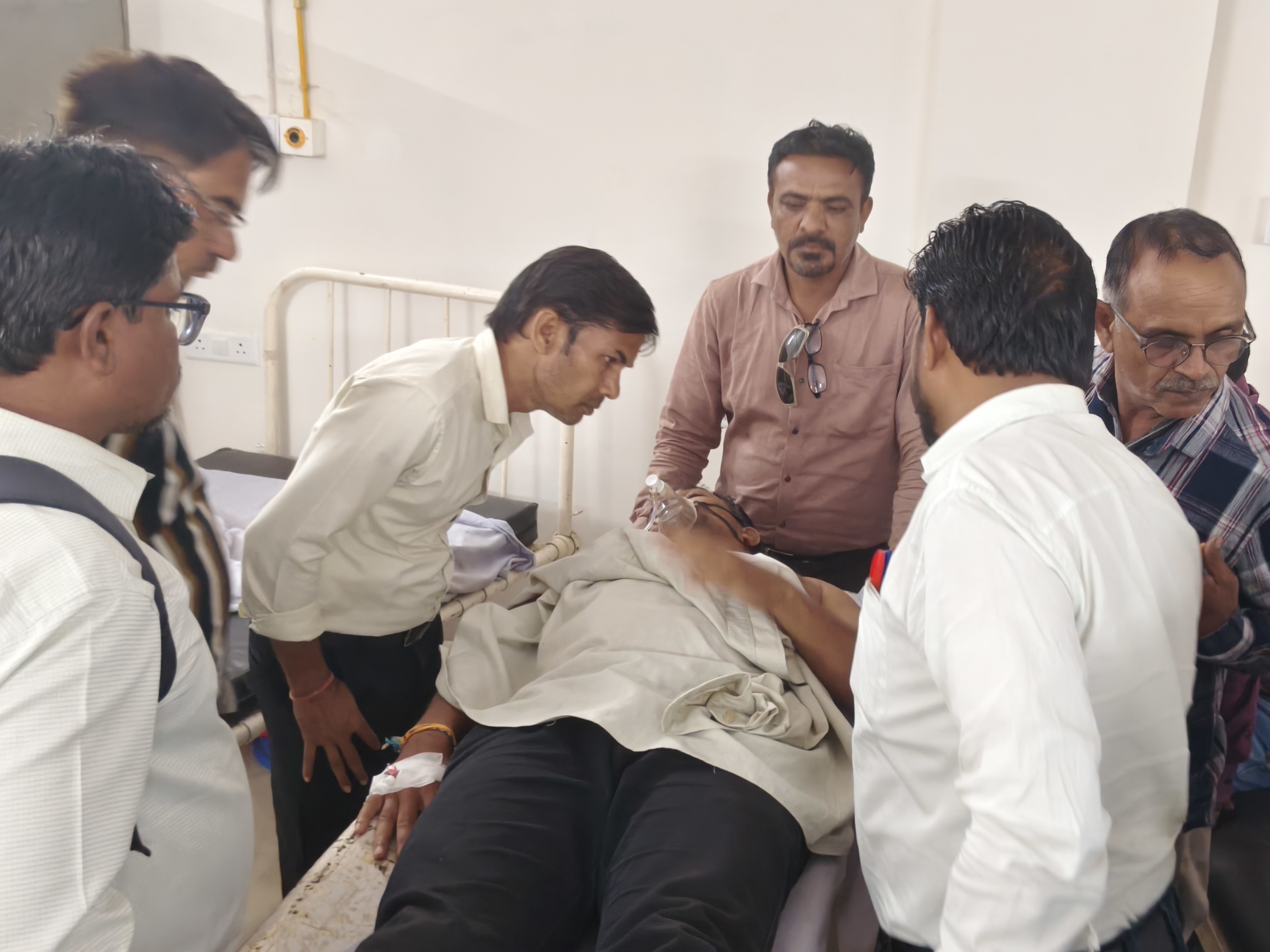 साथियों ने जाना घायलों को हाल।