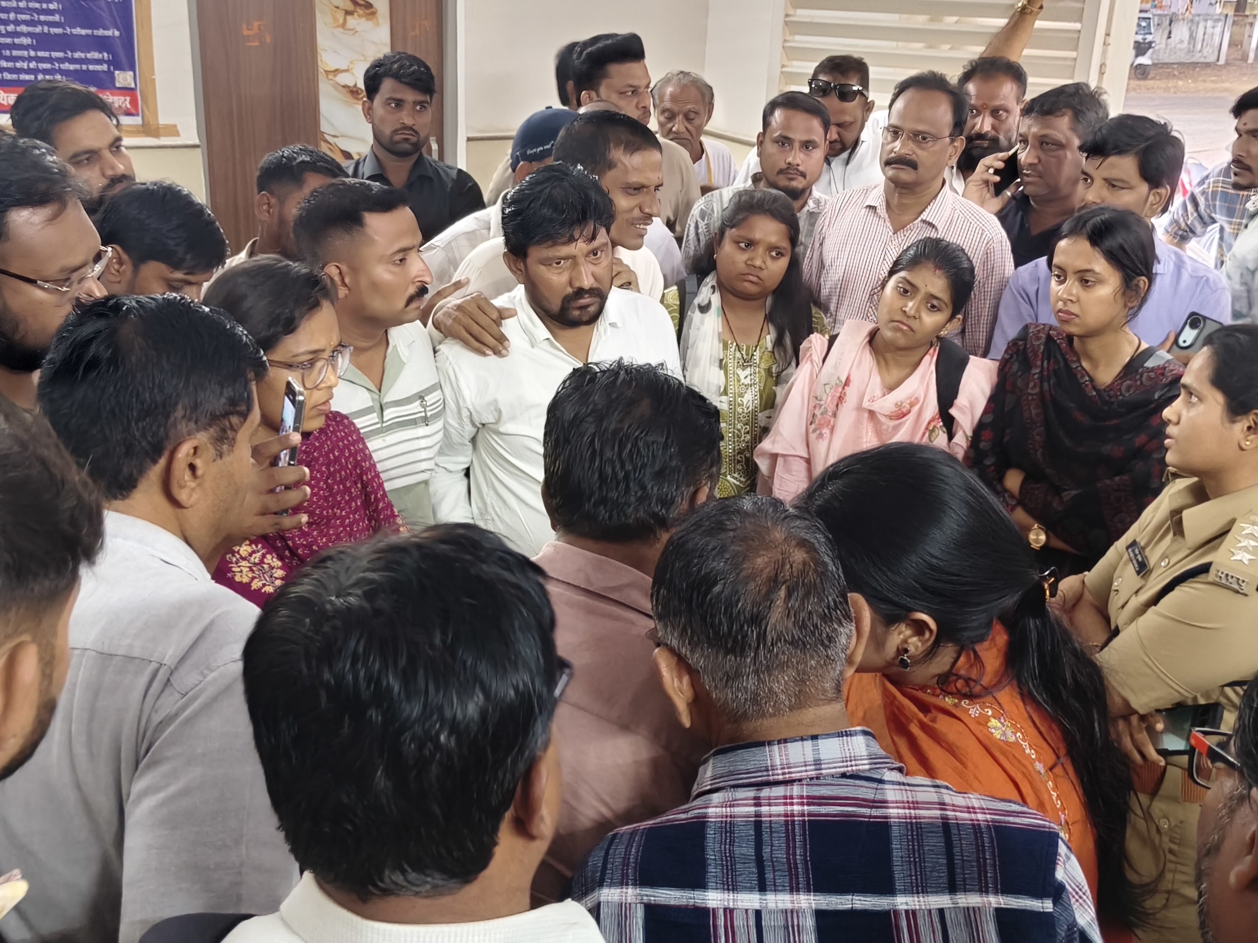 एसडीएम और अधिकारियों से चर्चा करते पटवारी।