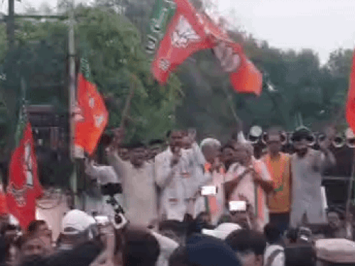 रोहतक में कांग्रेस विधायक बीबी बतरा के घर जाते समय भाजपा नेताओं को काले झंडे दिखाते कांग्रेस कार्यकर्ता। - Dainik Bhaskar