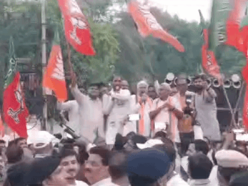 प्रदर्शन के दौरान बोलते हुए भाजपा जिलाध्यक्ष रणवीर ढाका।