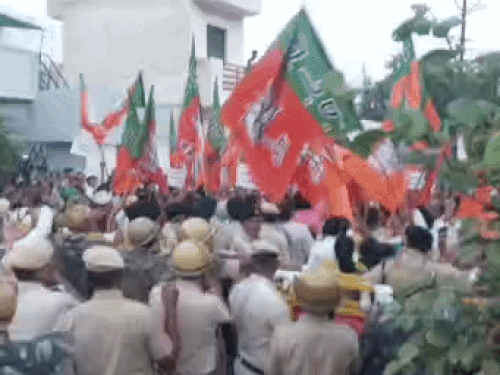 भाजपा कार्यकर्ताओं को विधायक के घर जाने से रोकते हुए पुलिस।
