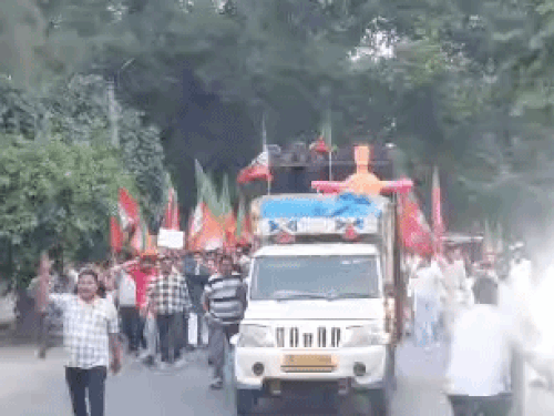 विधायक के घर प्रदर्शन करने जाते भाजपा कार्यकर्ता।