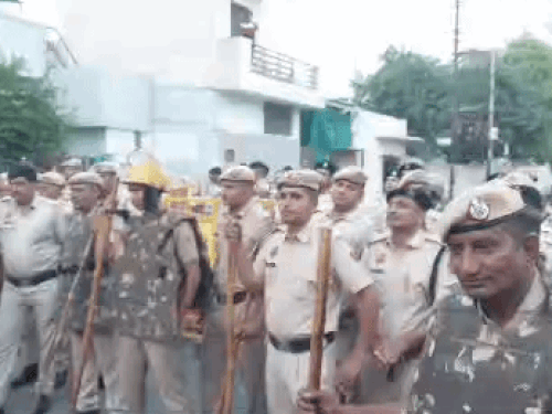कांग्रेस कार्यकर्ताओं को रोकने के लिए तैनात पुलिस।