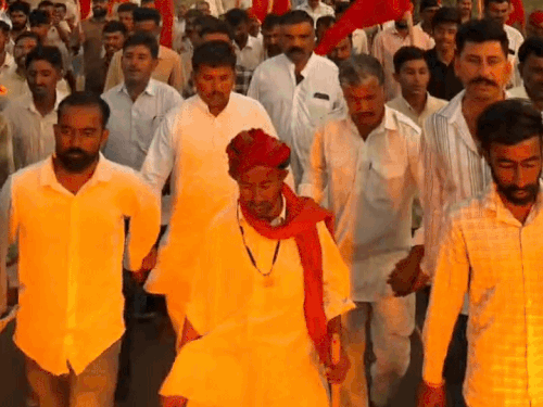 13 दिन और 400 किलोमीटर की ओरण पदयात्रा शुक्रवार देर शाम तेमड़ेराय मंदिर में महाआरती के साथ संपन्न हुई।