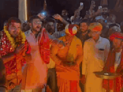 शिव विधायक रविंद्र सिंह भाटी ने महाआरती में शामिल होकर यात्रियों का हौसला बढ़ाया।