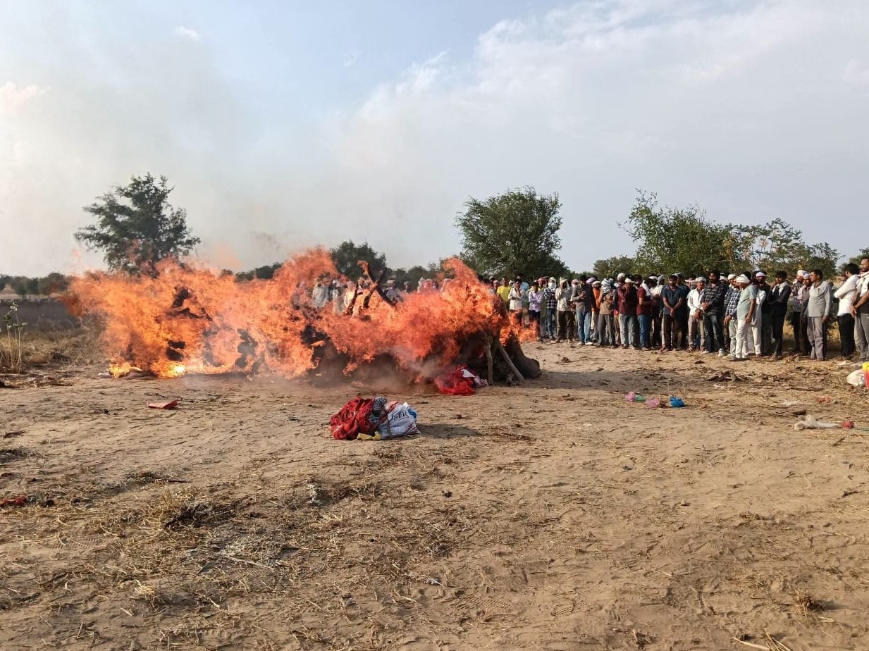 गांव में एक साथ चार चिता जलीं। जिन्हें देखकर हर किसी की आंंखें नम हो गईं।
