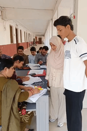 पोलिंग बूथ पर वोट बनबाने पहुचे भाई-बहन