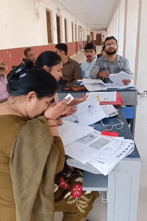 GIC में पोलिंग बूथ पर काम करते BLO