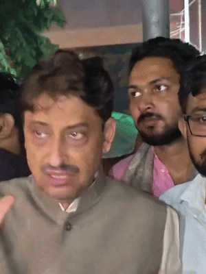 इमरान मसूद ने कहा- हम लोग संविधान को मानने वाले लोग हैं। छात्रों के संवैधानिक अधिकारों को कुचला जा रहा है।