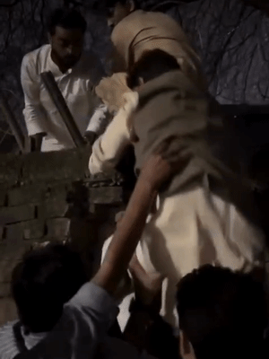 भिंत ओलांडून जामिया मिल्लिया इस्लामिया विद्यापीठात प्रवेश करताना सहारनपूरचे खासदार इम्रान मसूद.