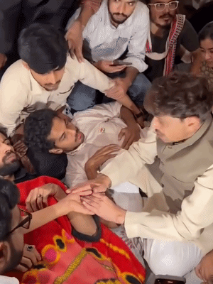 भूख हड़ताल कर रहे छात्रों से हाल-चाल जानते इमरान मसूद।