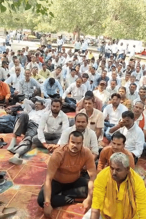 प्रदेशभर के हजारों कर्मचारी आज से ईको गार्डन में धरने पर बैठ गए हैं।