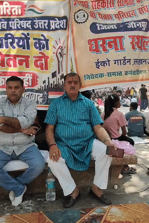 प्रदर्शनकारियों का कहना है कि कमीशन के आधार पर मिलने वाली राशि से वेतन की जरूरतें पूरी नहीं हो पा रही हैं। हमें परमानेंट किया जाए।
