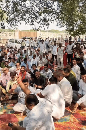 प्रदर्शनकारियों ने पैक्स कर्मचारी यूनियन जिंदाबाद के नारे लगाए।