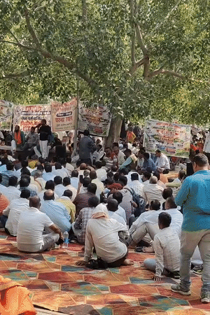 प्रदर्शनकारियों ने कुमार विश्वास के प्रसिद्ध कविता ‘कोई पागल समझता है,कोई दीवाना कहता है’ गाकर प्रदर्शन किया।