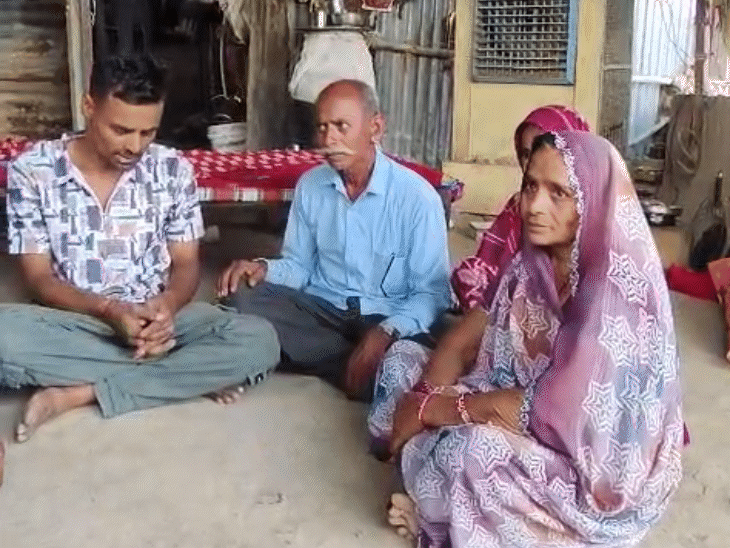 हादसे के बाद अपनी बॉडी पर लगी चोट के बारे में बताता युवक।