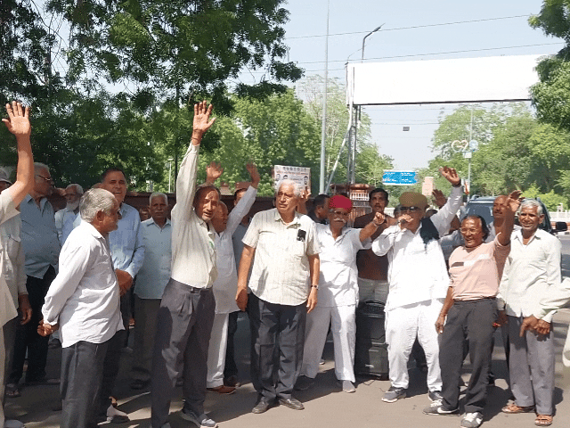 विश्वविद्यालय में बकाया पेंशन की मांग को लेकर नारेबाजी करते पेंशनर।