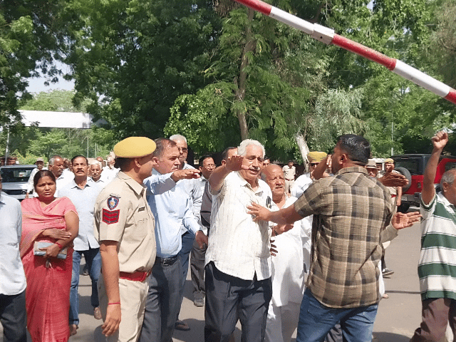 पेंशनर्स को कुलगुरु ऑफिस के पास जाने से रोकते पुलिसकर्मी।