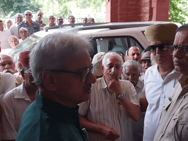 पेंशनर्स से बातचीत करते कुलगुरु पवन कुमार शर्मा।