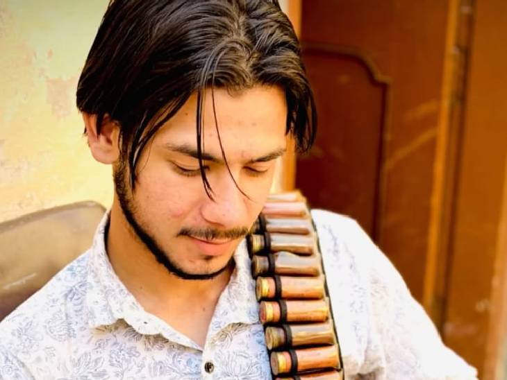 कारतूस की माला पहने नजर आ रहा प्रांजल।