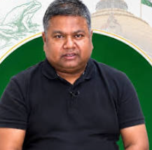 प्रदीप सरकार एक यूपीएससी कोचिंग सेंटर के जाने माने फैकल्टी हैं।