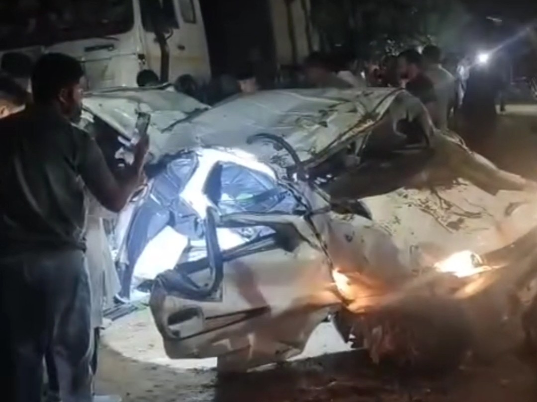 नूहं में हादसे के बाद बुरी तरह से पिचकी इको कार।