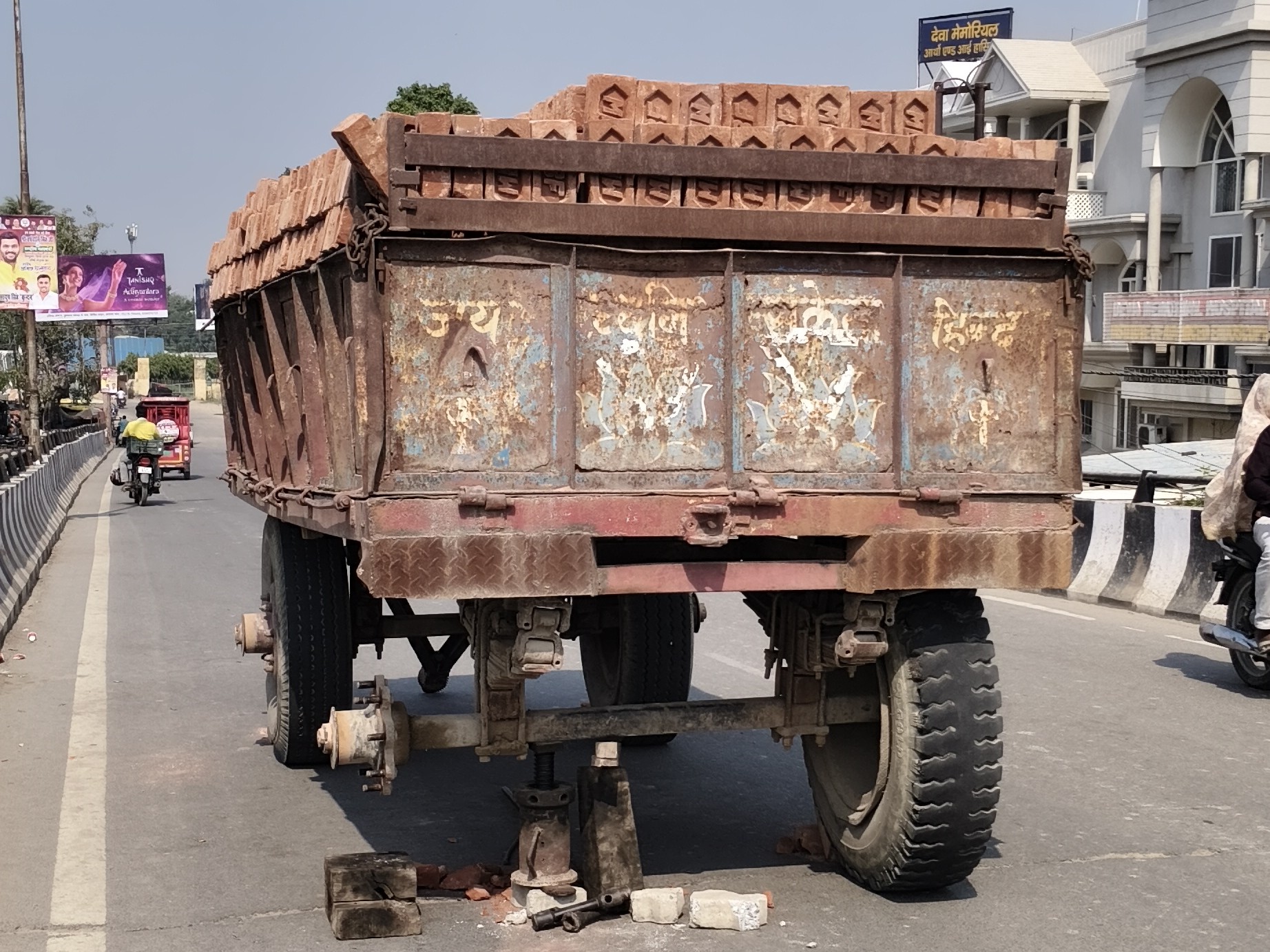 Ayodhya Wazirganj Overbridge Traffic Jam | Trolley Puncture Causes Chaos