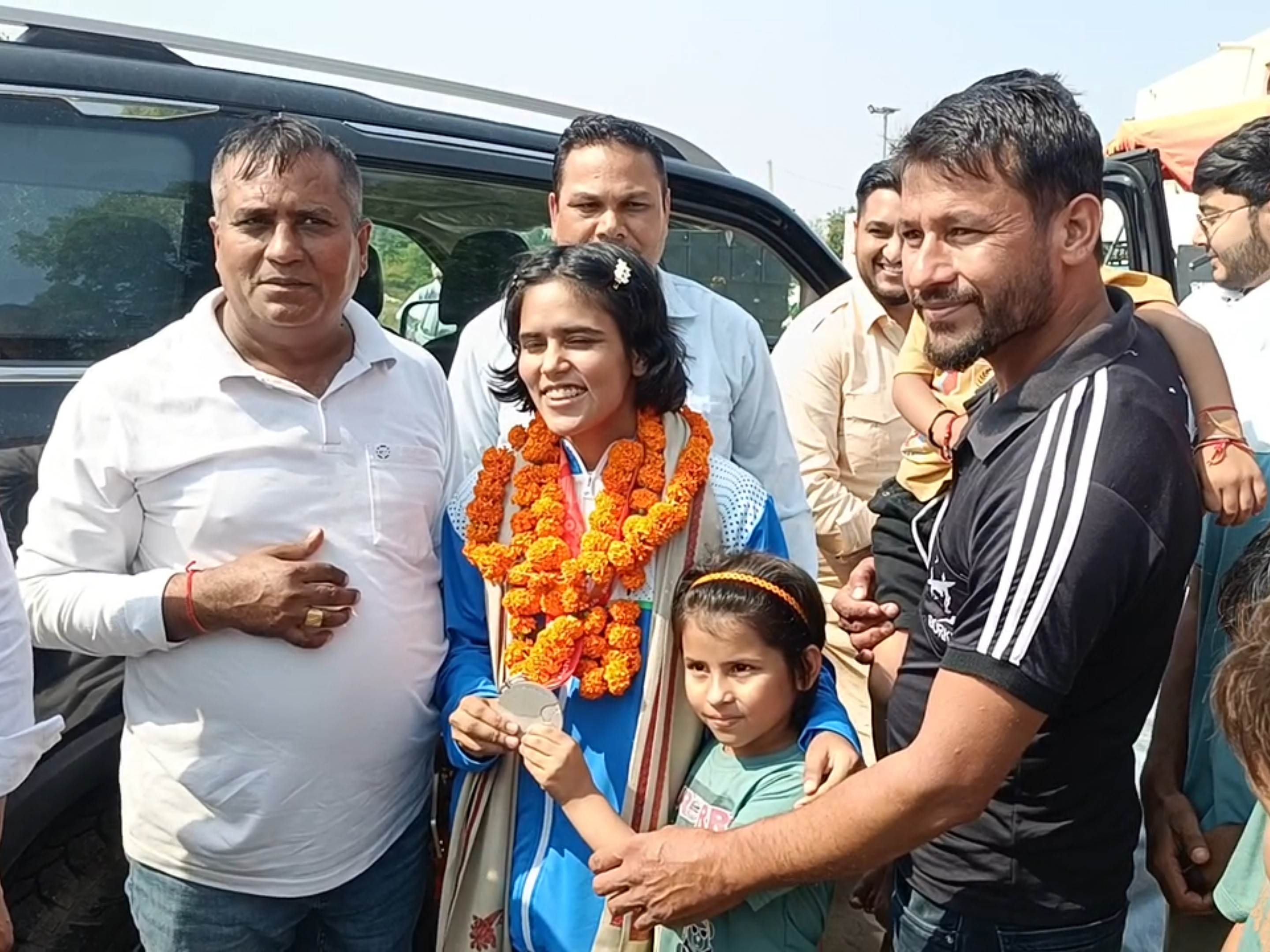 गांव पहुंचने पर पैरा एशियन गेम्स मेडलिस्ट कोकिला का स्वागत करते हुए। - Dainik Bhaskar