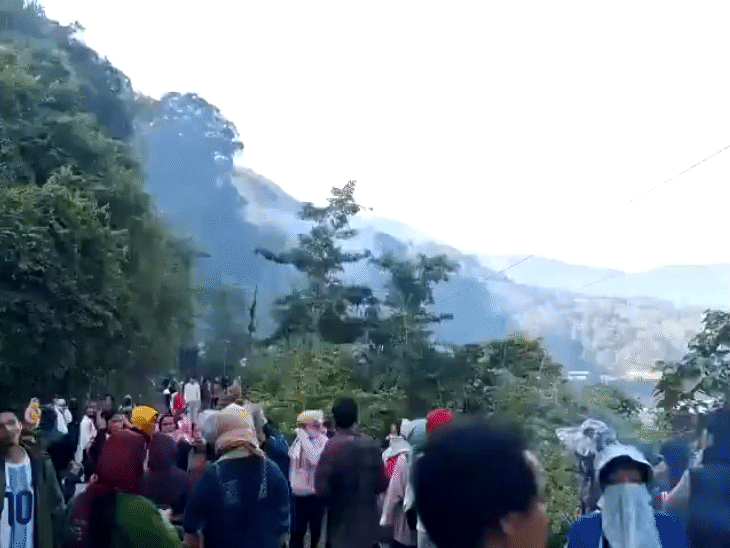 पासीघाट में प्रस्तावित 11,200 मेगावाट के प्रोजेक्ट का विरोध करते हुए लोग।