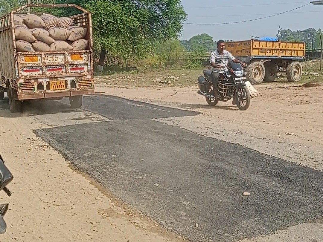 Pavement Pathole Khandasa-Amaniganj Road Repair | Pothole Filling & Asphalt Work Underway