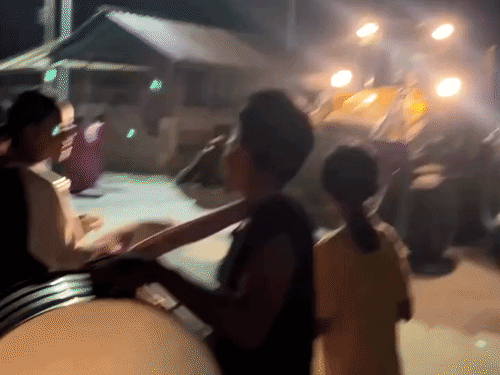 पासीघाट में विरोध प्रदर्शन करते हुए स्थानीय लोग।
