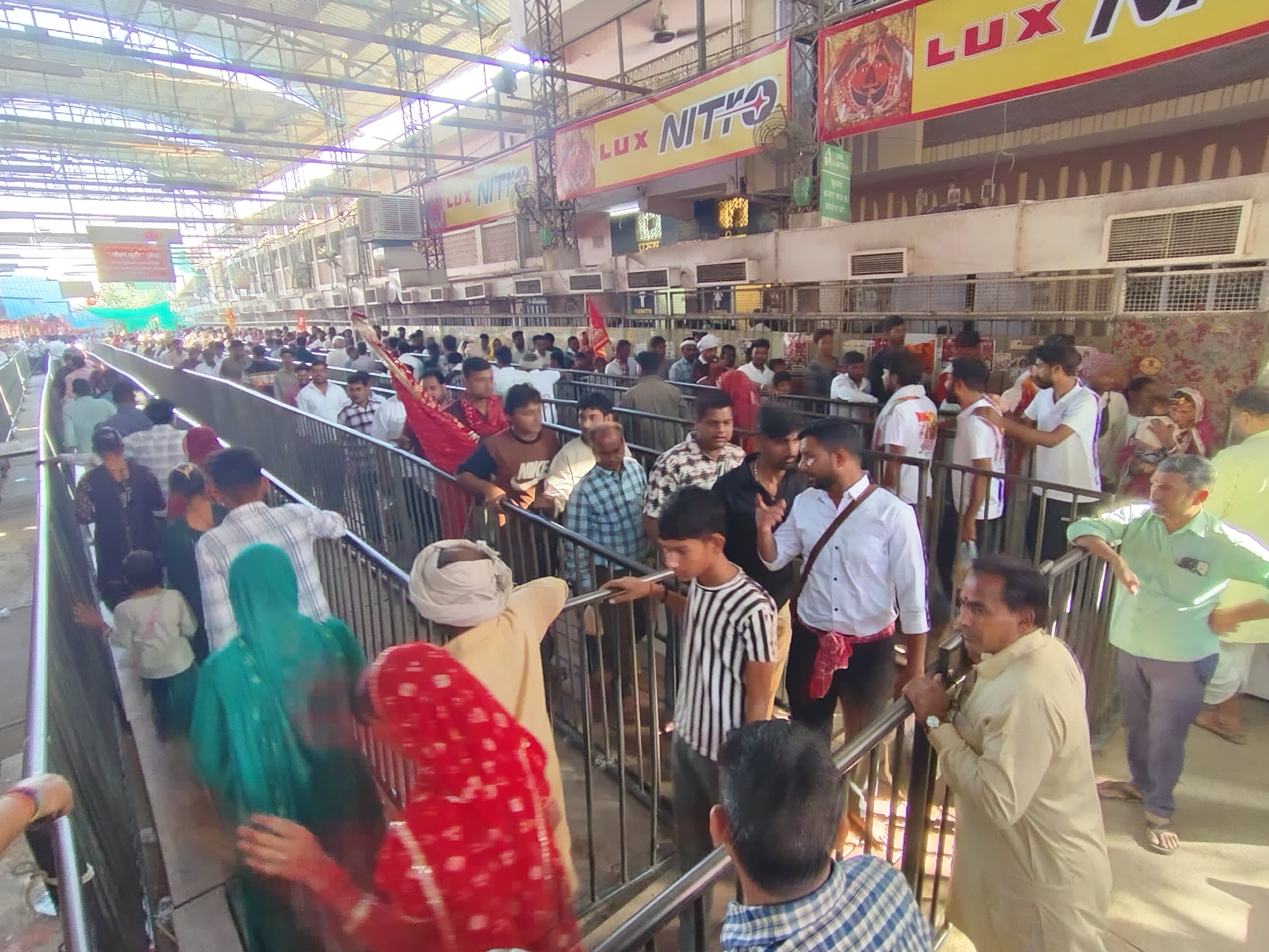सालासर बालाजी धाम में शरद पूर्णिमा के अवसर पर बड़ी संख्या में श्रद्धालु पहुंचे।
