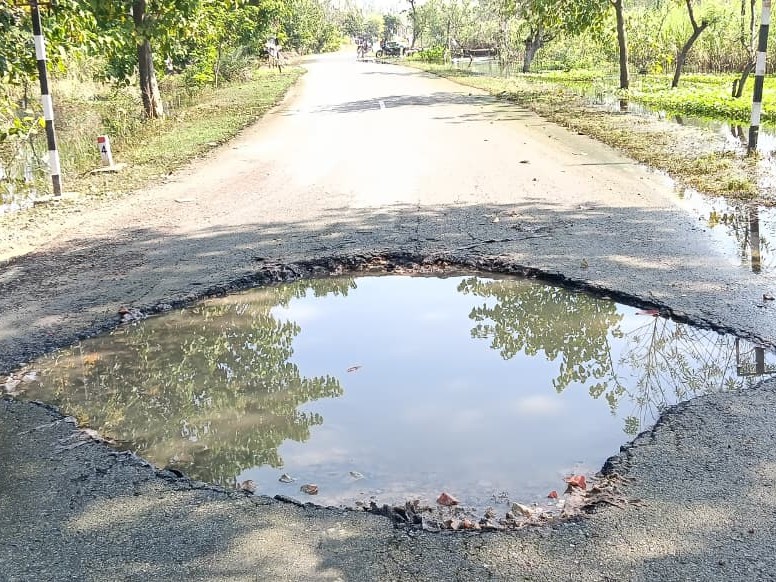 H Rampura Sitapur Road Damage: Chikhdi to Belhari Highway Potholes Disrupt Travel