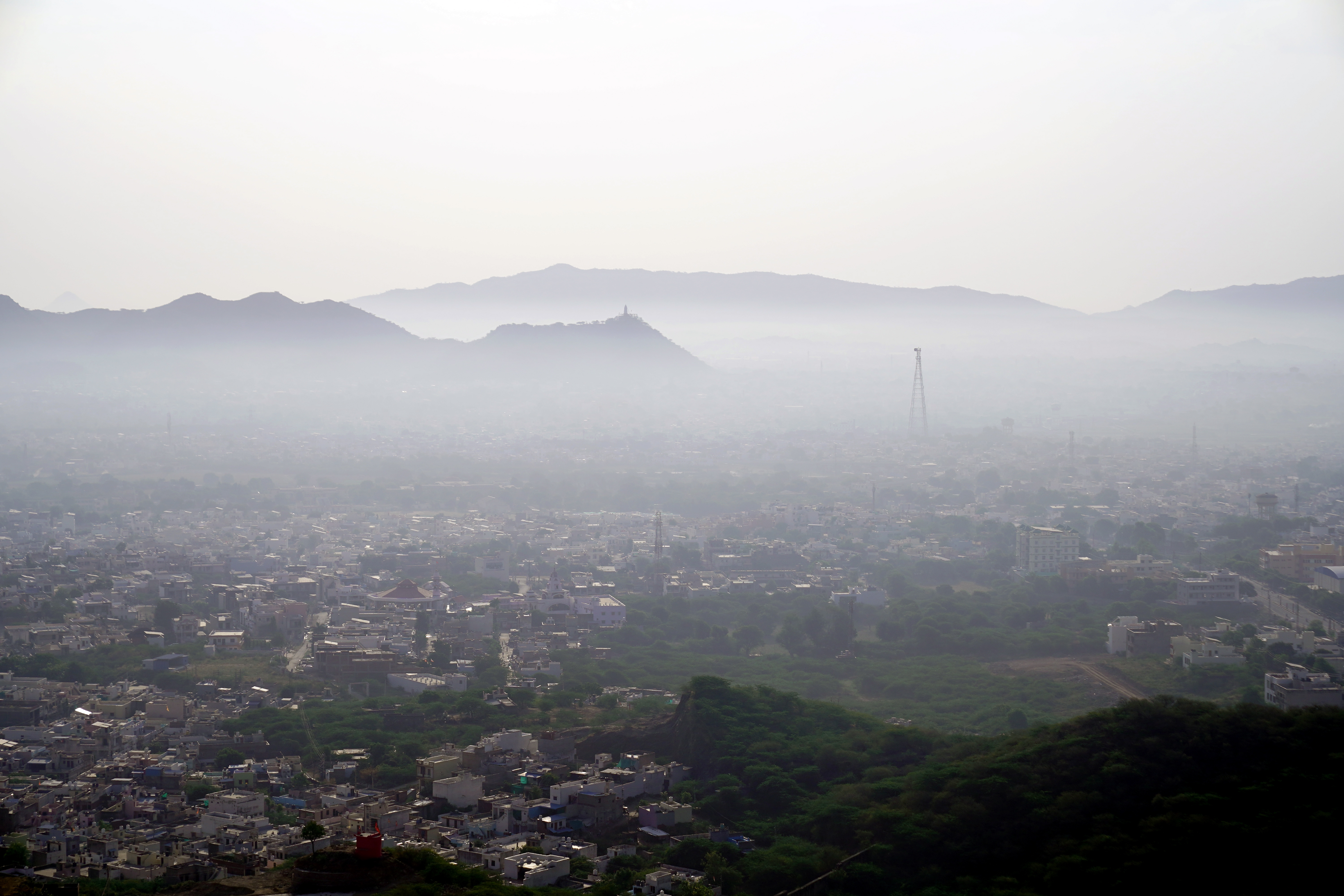 राजस्थान के अजमेर में सुबह-सुबह धुंध की एक परत छाई रही।