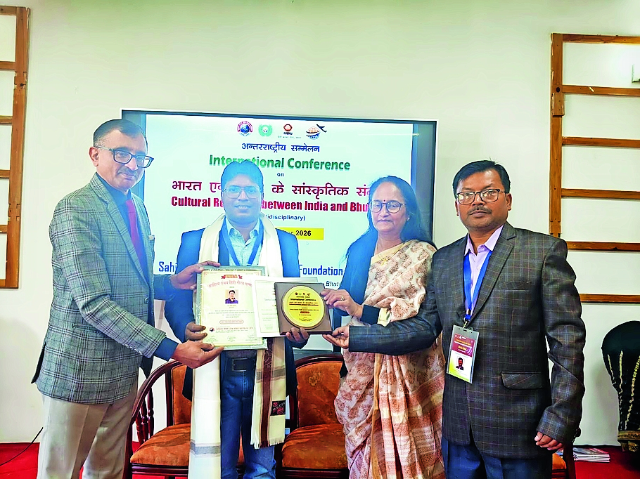 Dr. Pramod Kumar of Sariya College received Hindi Gaurav Samman in Bhutan