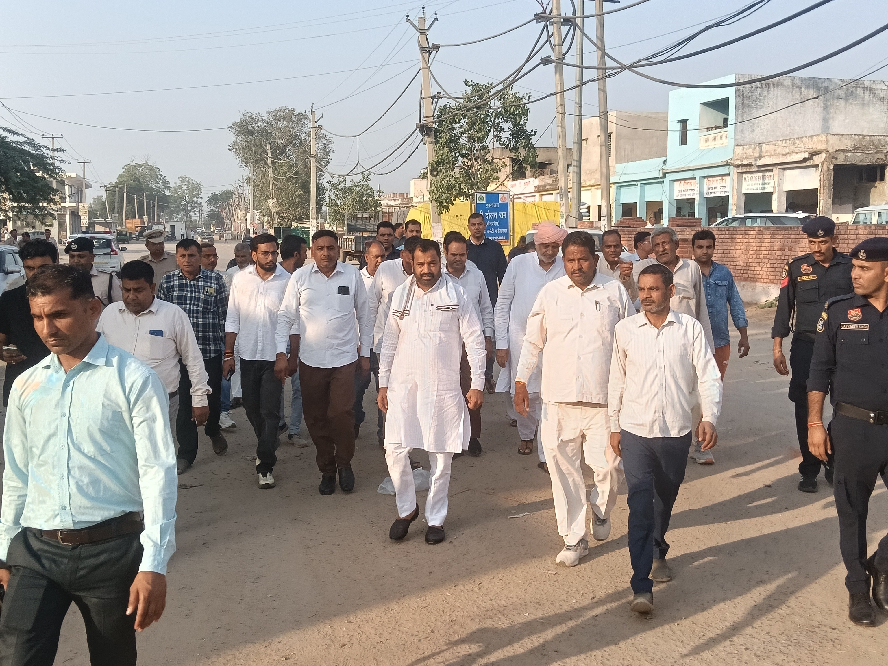 गुरुग्राम: फर्रुखनगर मंडी पहुंचे कृषि मंत्री, बीज खरीद के नियमों में दी ढील और सुनीं किसानों की समस्याएं