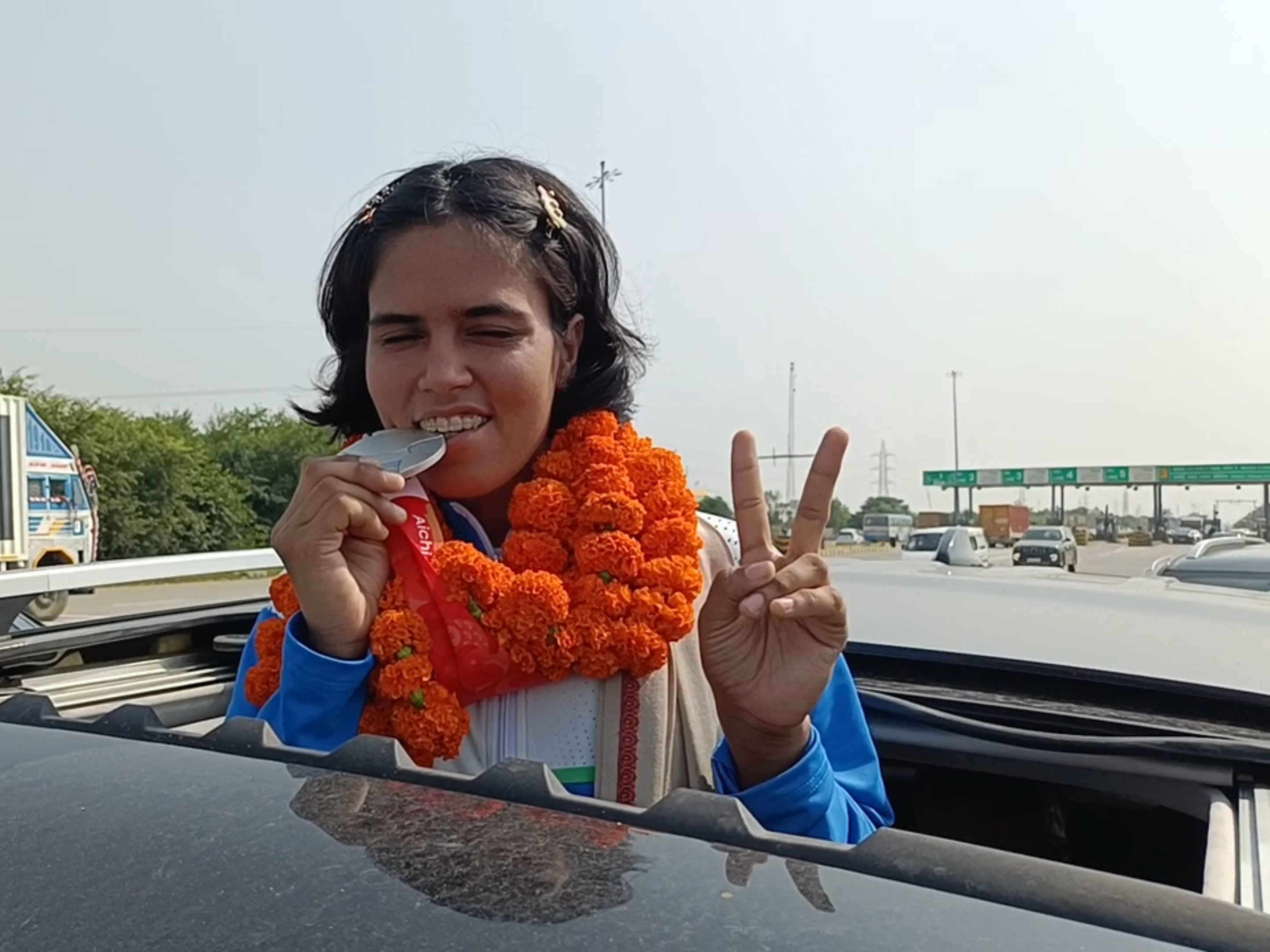 कोकिला को खटकड़ टोल प्लाजा गाड़ियों के काफिले के साथ गांव ले जाया गया।