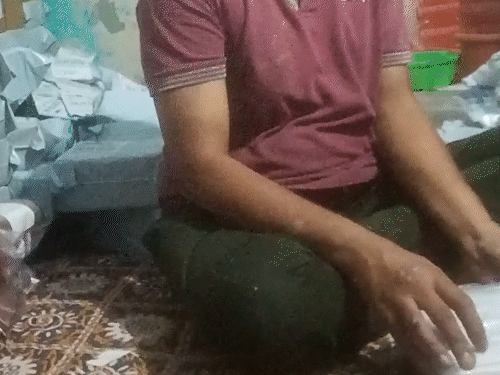 व्यापारियों ने ऑन कैमरा बताया कि असली चांदी के वर्क भी 1700 रुपए में 150 पीस बेच रहे हैं।