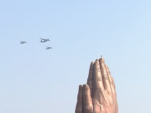एक C-295 और दो डोर्नियर विमान विजय के प्रतीक के आकार में मंच के सामने से गुजरकर भैरव फॉर्मेशन बनाया।