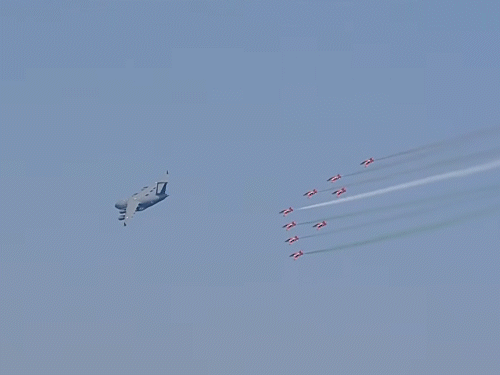 C-17 ग्लोबमास्टर और नौ सूर्यकिरण हौक विमानों ने एक साथ उड़ान भरते हुए दशाश्व फॉर्मेशन बनाई।