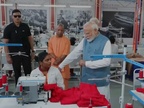 PM मोदी ने अरविंद लिमिटेड की नई कपड़ा निर्माण इकाई का उद्घाटन किया।