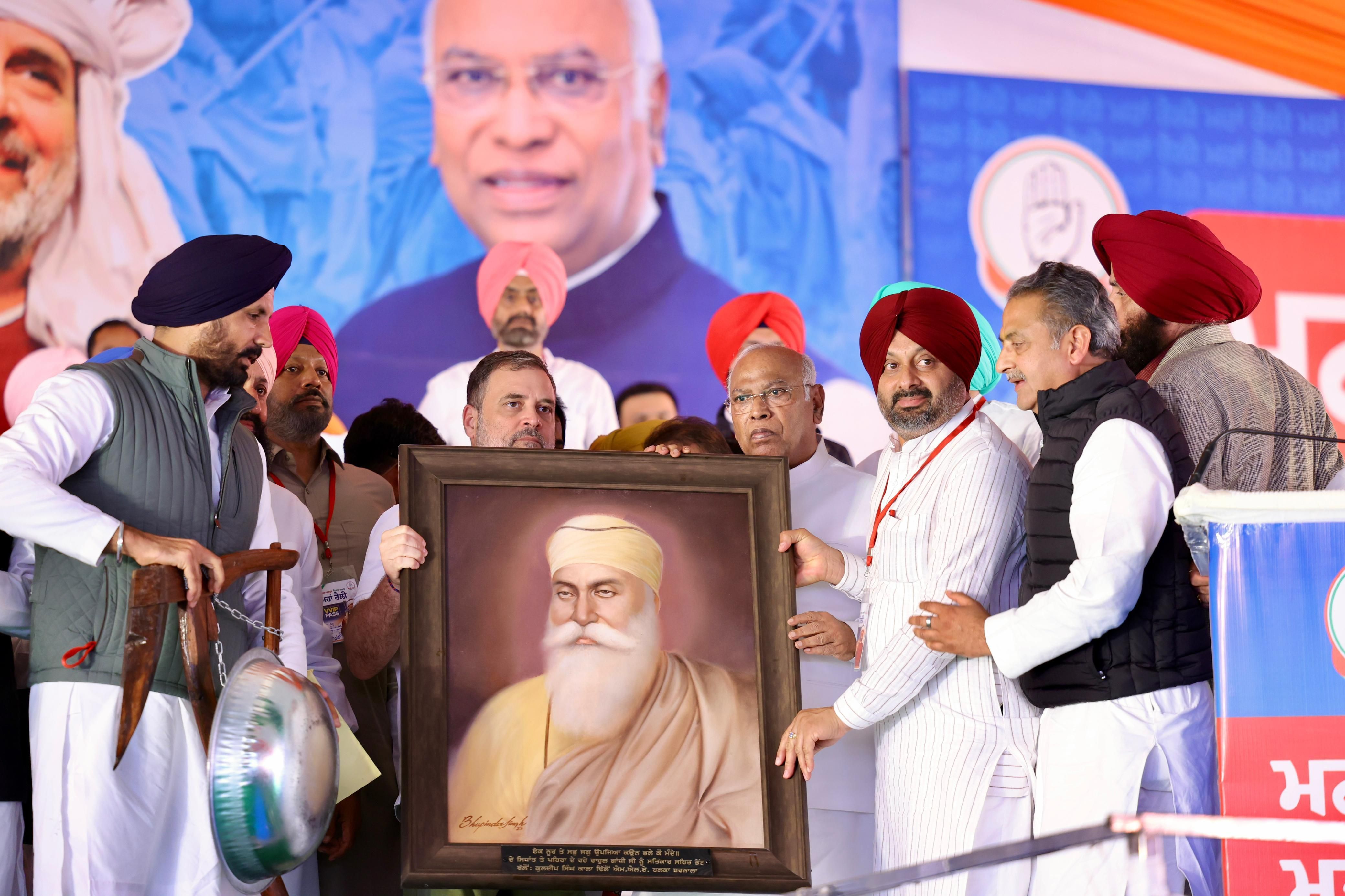 बरनाला रैली के दौरान मंच पर मौजूद राहुल गांधी और अन्य कांग्रेस नेता। - फाइल फोटो
