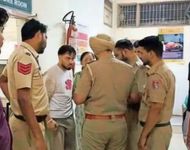 खरड़ सिविल अस्पताल में जांच करने पहुंची पुलिस ने आरोपी युवक को काबू किया।