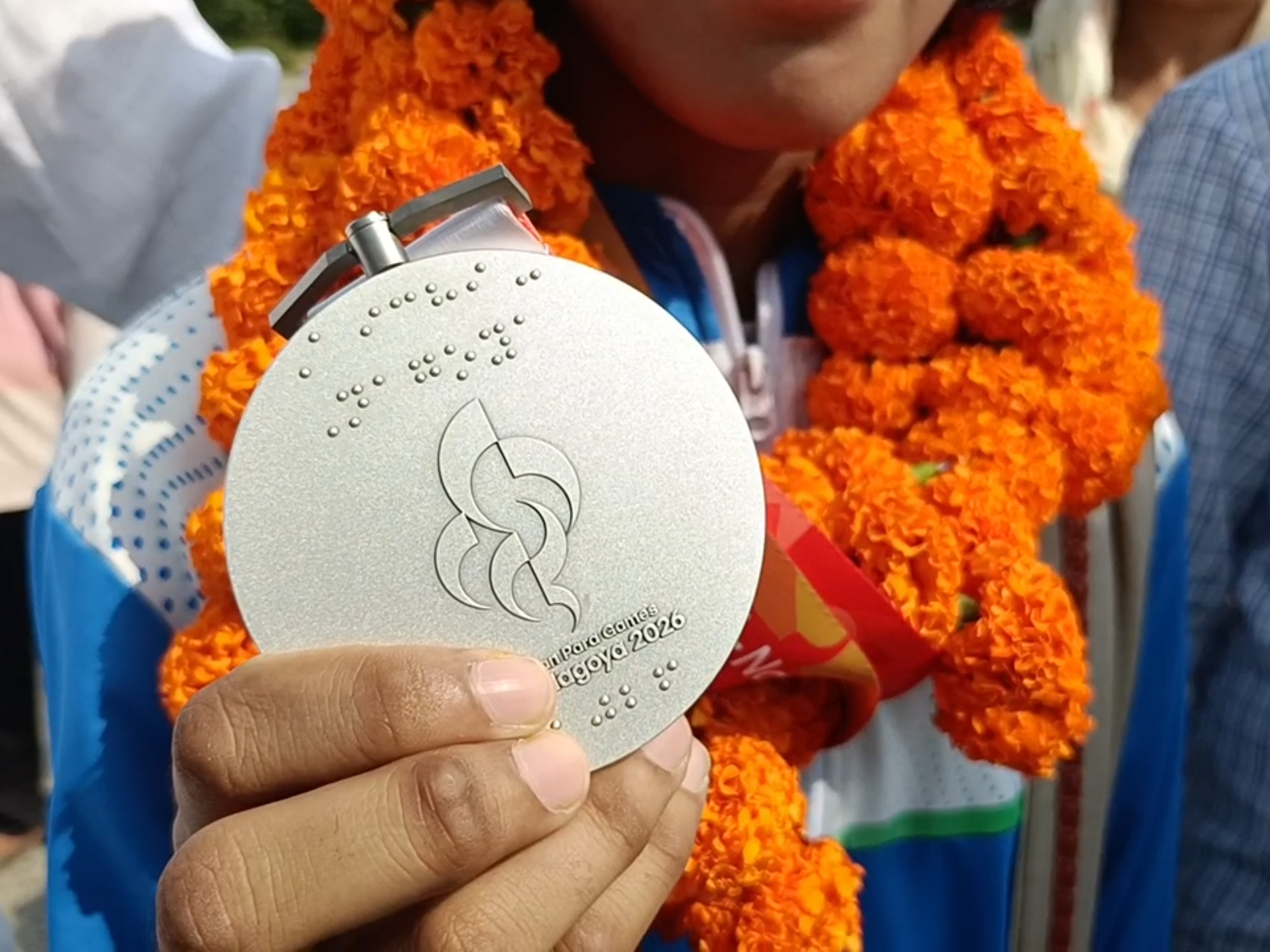 अपना मेडल दिखाती हुईं जूडो खिलाड़ी कोकिला।