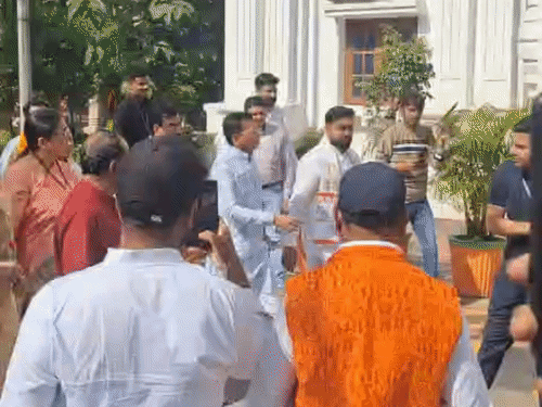 संगठन और जनप्रतिनिधियों के साथ कुल 12 बैठकों में शामिल होंगी।