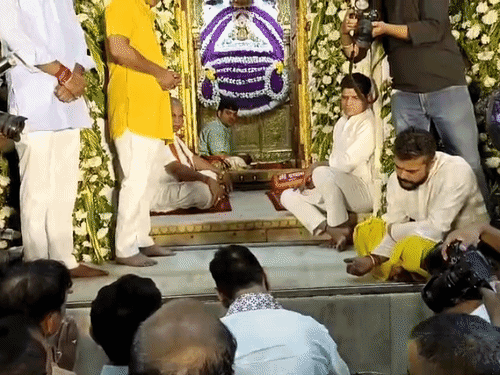 खाटूश्याम जी मंदिर में स्वस्तिक बनाते हुए सीएम भजनलाल शर्मा।