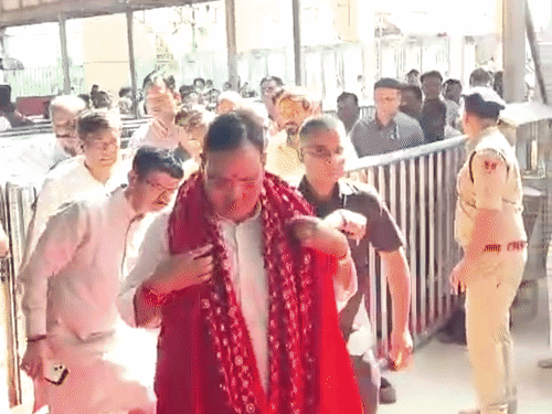 खाटूश्यामजी मंदिर में सीएम का शोल पहनाकर स्वागत किया गया।