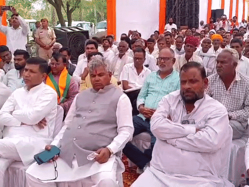 इससे पहले सीएम ने होटल पहुंचकर कार्यकर्ताओं के साथ पीएम के मन की बात सुनी।