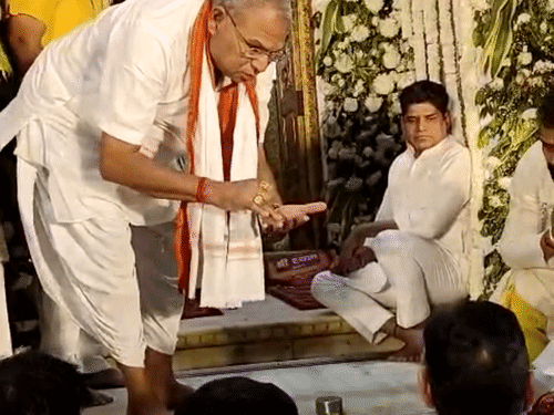 मंदिर के महंत ने सीएम को तिलक लगाया।